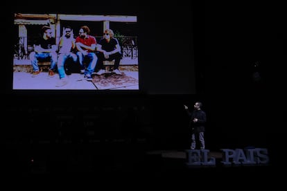 El periodista Fernando Navarro rinde homenaje al grupo Supersubmarina. 