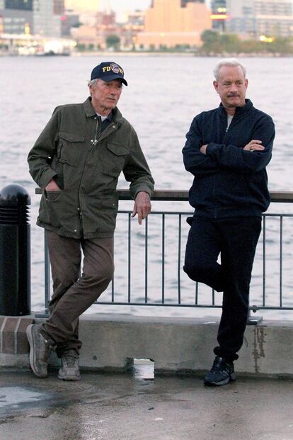 El actor Tom Hanks junto a Clint Eastwood, durante el rodaje del nuevo filme ‘Sully’.