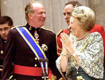 La reina Beatriz aplaude tras el discurso del Rey en la cena de gala de anoche en Amsterdam.