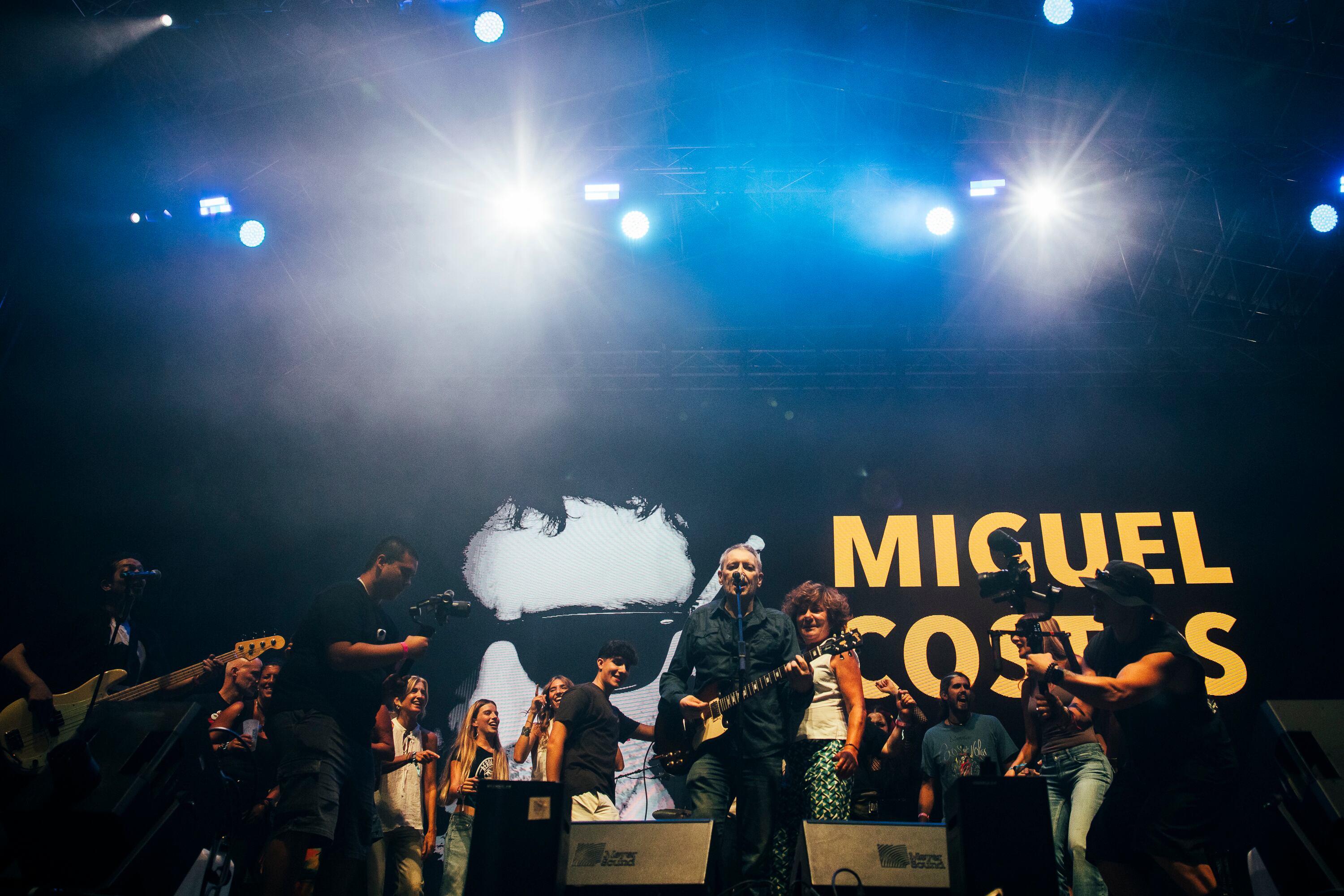 Concierto de Miguel Costas el sábado 12 de septiembre en el Muelle de Trasatlánticos de Vigo, en el momento en que subió su familia al escenario.
