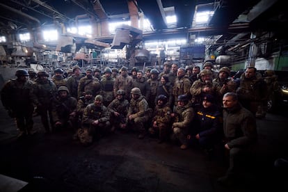 El presidente de Ucrania, Volodímir Zelenski, con un grupo de soldados ucranios durante una visita a las líneas defensivas, en Bajmut.