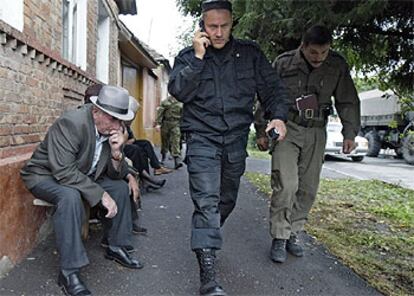Los habitanes de Beslán siguen de cerca y con angustia la marcha de las negociaciones con los secuestradores.