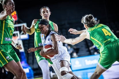 Hayes entra a canasta rodeada de defensoras del Sopron. fiba