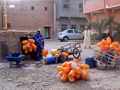 Vecinos de Zagora, en el sur de Marruecos, esperando a llenar las garrafas de agua en un pozo p&uacute;blico que presenta escasez