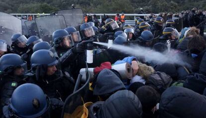 French riot police act against demonstrators at La Jonquera.