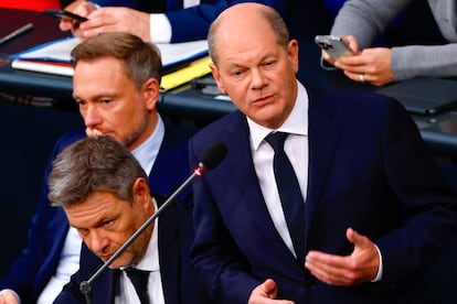 El canciller Olaf Scholz responde a preguntas en el Bundestag, junto sus socios de coalición, el ministro de Economía, Robert Habeck, y el titular de Finanzas, Christian Lindner, (izquierda), el pasado día 15 en Berlín.