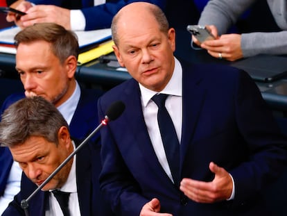 El canciller Olaf Scholz responde a preguntas en el Bundestag, junto sus socios de coalición, el ministro de Economía, Robert Habeck, y el titular de Finanzas, Christian Lindner, (izquierda), el pasado día 15 en Berlín.