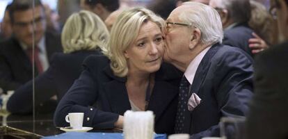 Jean-Marie Le Pen besa a su hija Marine, el viernes en un caf&eacute; de Par&iacute;s.