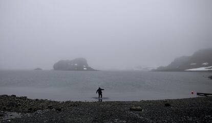 El buzo Luís Torres prueba el agua cerca de la estación científica chilena Escudero, en la isla Rey Jorge.