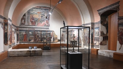 La Cámara de doña Sancha, con las pinturas murales del siglo XVI restauradas, en el Museo de San Isidoro de León. En la vitrina en primer plano, custodia donada por Cristóbal de Castellanos (1576). Al fondo, cruz procesional de Enrique de Arfe, en plata dorada, del siglo XVI.