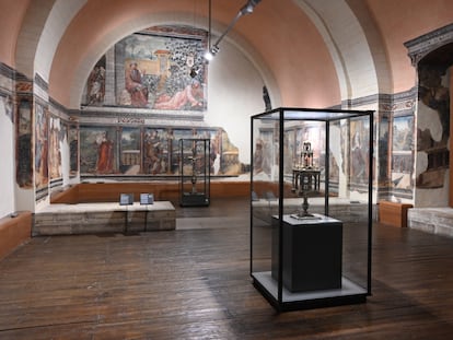 La Cámara de doña Sancha, con las pinturas murales del siglo XVI restauradas, en el Museo de San Isidoro de León. En la vitrina en primer plano, custodia donada por Cristóbal de Castellanos (1576). Al fondo, cruz procesional de Enrique de Arfe, en plata dorada, del siglo XVI.