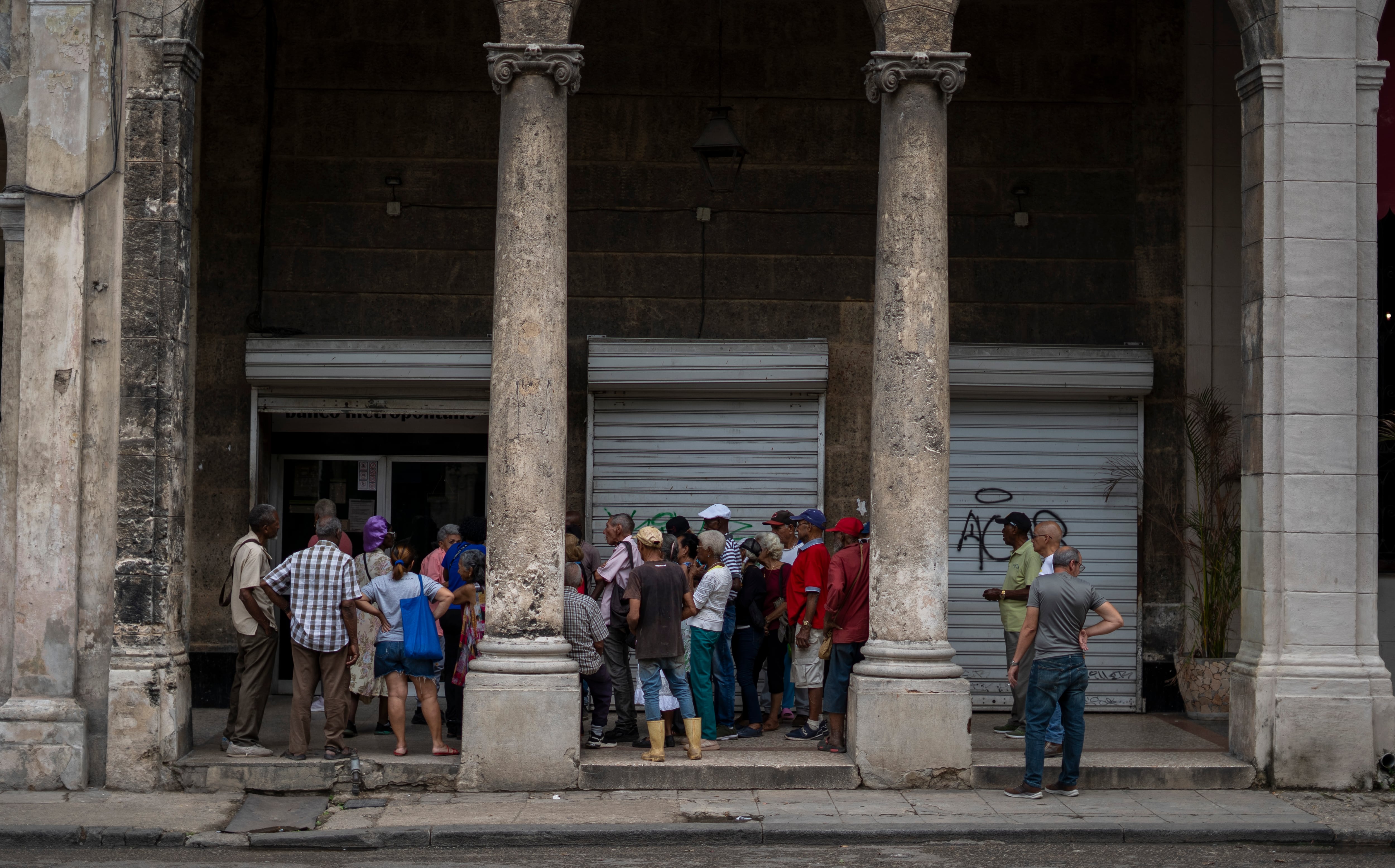 Un grupo de personas hacen fila en un banco en La Habana, el 17 de marzo.