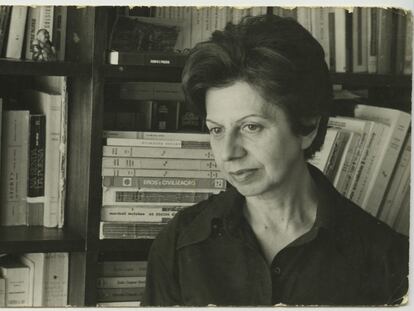 La escritora Maria Judite de Carvalho, en su casa de Lisboa, en una fecha sin concretar.