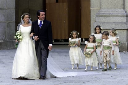Ana Aznar Botella junto a su padre, José María Aznar, en el Monasterio de El Escorial el día de su boda, en 2002.