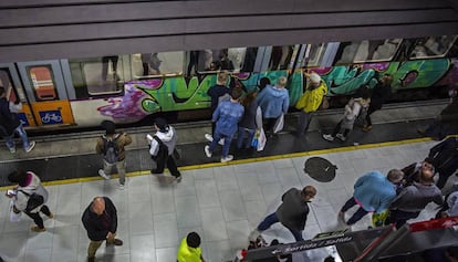 Grafitis en un tren de cercanías en la estación de Plaza de Cataluña, en Barcelona.