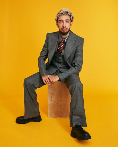 <b>PAUL THIN (cantante, 22 años). </b>Nacido como Pablo Suárez en Armilla (Granada), el cantante se reconoce como bisexual de toda la vida. Se visibilizó en 2020 y ha enfrentado bifobia por parte de los heteros, pero también del colectivo. “Hay una mirada de desconfianza hacia nosotros”. Cree que en el pasado la gente se definía menos como 'bi' por miedo.