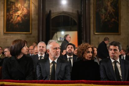 De izquierda a derecha, la ministra de Ciencia, Innovación y Universidades, Diana Morant; el ministro de Política Territorial y Memoria Democrática, Ángel Víctor Torres; la vicepresidenta primera y ministra de Hacienda, María Jesús Montero, y el presidente de la Generalitat valenciana, Carlos Mazón, durante el funeral por las víctimas de la dana.