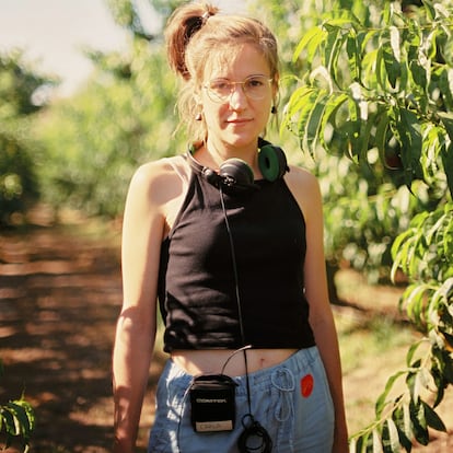 La cineasta Carla Simón, en el rodaje de 'Alcarràs'.