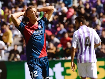 Longo, jugador del Huesca, lamenta una ocasión perdida el pasado domingo.