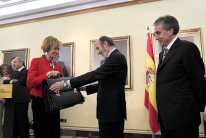 De la Vega entrega la cartera de vicepresidente del Gobierno a Rubalcaba, en el acto celebrado en La Moncloa.