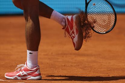 El serbio Novak Djokovic sacude la tierra de sus zapatillas, el 7 de mayo de 2019.