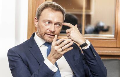 Christian Lindner, líder del partido liberal alemán, durante una entrevista en su nuevo despacho en el Parlamento.