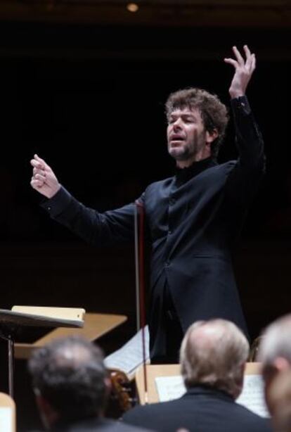 Pablo Heras-Casado dirigiendo &#039;War Requiem&#039; en el Teatro Real.