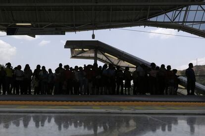 Una multitud se agolpa esperando el metro, construido por la española FCC y la brasileña Odebrecht.