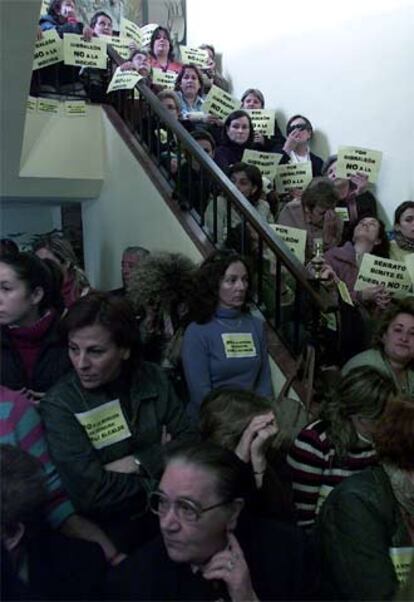 Mujeres en la escalera de acceso al salón de plenos del Ayuntamiento.