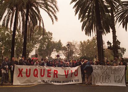 Integrantes de la Plataforma Xúquer Viu en la manifestación de ayer frente a la Delegación de Gobierno de Valencia.