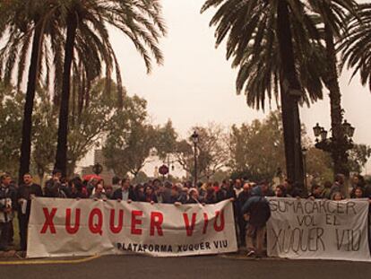 Integrantes de la Plataforma Xúquer Viu en la manifestación de ayer frente a la Delegación de Gobierno de Valencia.