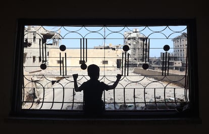 Un niño palestino mira a través de una ventana, en el sur de Gaza, el pasado 30 de junio. 