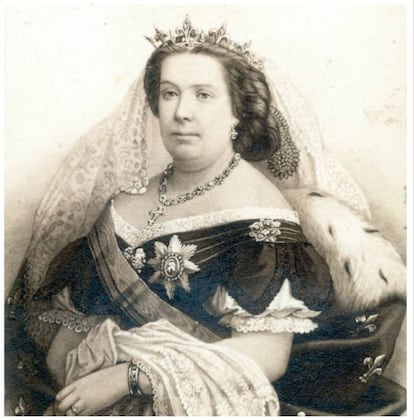 <strong> Los protagonistas. </strong> Isabel II de España (1830-1904) fue reina de España gracias a la derogación de la Ley Sálica que impedía gobernar a mujeres. Y Francisco de Asís de Borbón, duque de Cádiz (1822–1902), también conocido como 'Doña Paquita' o 'Paco Natillas', era el primo carnal de Isabel. Ambos fueron obligados a casarse cuando apenas eran unos adolescentes. </p> <strong> Los hechos. </strong> A los 14 años, Isabel II fue violada por su preceptor, Salustiano de Olózaga, episodio que muchos consideran una explicación a su desorganizada vida sexual. El matrimonio de Isabel con su primo Francisco de Asís nunca cuajó, entre otras cosas porque él era homosexual. Se cuenta que cuando Isabel se enteró de quién iba a ser su esposo gritó: "¡No! ¡Con Paquita no!". La reina era asidua a montar fiestas intempestivas con amantes como el cantante José Mirall, el general O’Donell o el marqués de Bedma. Fruto de estas relaciones nacieron doce hijos de los que sobrevivieron solo cinco. Se sospecha que ninguno era hijo de Francisco de Asís. </p> En la imagen, fotografía de Isabel II, de la colección 'The Granger Collection' de Nueva York.