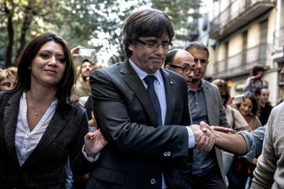 A mediodía ha grabado un mensaje que se ha emitido por TV3 a las dos y media. A esa hora Puigdemont se dirigía a un restaurante céntrico para comer con su mujer y unos amigos. Decenas de personas le aplaudian, felicitaban o se hacían fotos con él. Hasta un equipo de baloncesto juvenil ha posado sonriente con el expresident.