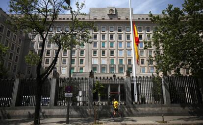 Bandera a media asta en la sede del Ministerio de Defensa por la Semana Santa.