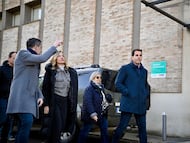 La candidata del PSOE a la presidencia de Aragón, Pilar Alegría, pasea este viernes por Barbastro.