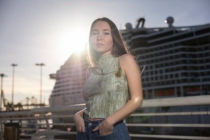 Anna Pacheco en el espigón del muelle adosado al lado de la Terminal de Cruceros del Puerto de Barcelona.
