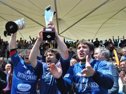 The Quesos Entrepinares of Valladolid celebrate winning the league title.