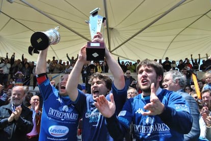 The Quesos Entrepinares of Valladolid celebrate winning the league title.