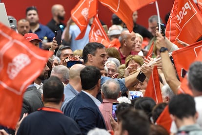 Pedro Sánchez saluda a militantes y simpatizantes socialistas a su llegada a un acto de precampaña en Murcia, este sábado.