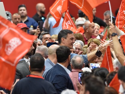 Pedro Sánchez saluda a militantes y simpatizantes socialistas a su llegada a un acto de precampaña en Murcia, este sábado.