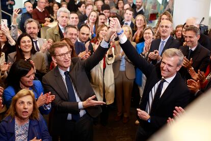 Alberto Núñez Feijóo celebra la reelección de Alfonso Rueda como presidente de la Xunta de Galicia, el martes en la sede de la calle Génova en Madrid