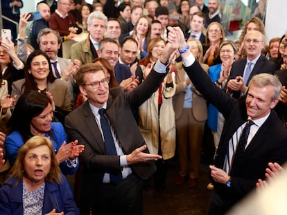 Alberto Núñez Feijóo celebra la reelección de Alfonso Rueda como presidente de la Xunta de Galicia, el martes en la sede de la calle Génova en Madrid