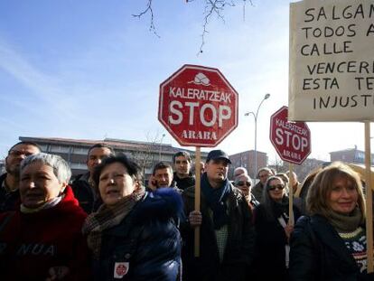 Concentración de la plataforma Stop Desahucios de Álava