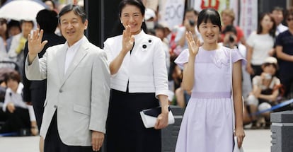 El príncipe Naruhito, su esposa Masako y su hija Aiko, en la estación de tren en Matsumoto, en agosto de este año.