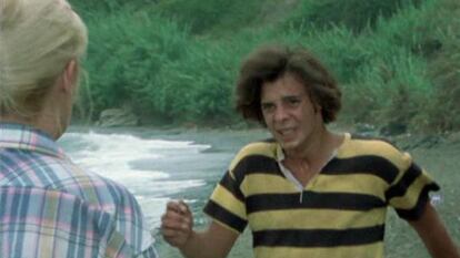 El actor José Luis Fernández, en el papel de Pancho, en la escena en que anuncia la muerte de Chanquete (Antonio Ferrandis) en la serie 'Verano azul', que empezó a emitirse por primera vez en octubre de 1981 en TVE.