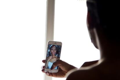 Una mujer se toma un 'selfie'.