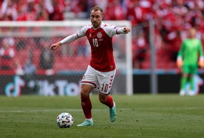 El jugador danés Eriksen en una acción del partido ante Finlandia.