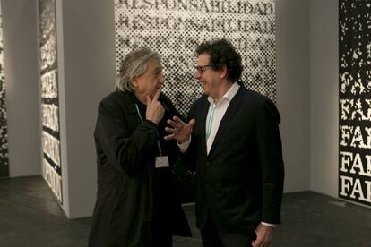 El artista Antoni Muntadas y el arquitecto Juan Herreros, en el estand de EL PAÍS