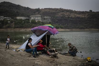 Una familia almuerza bajo una carpa a las orillas de la presa Madín. Actualmente, la Ciudad de México tiene una demanda de 480 billones de litros de agua anuales.